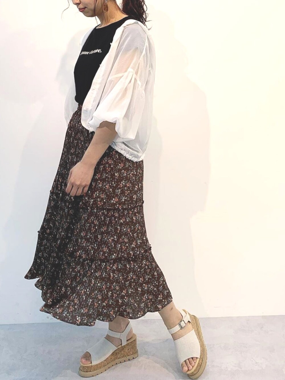 「スカート、花柄、花柄ワンピース、Tシャツ、パーカー、透け感、春夏コーデ、夏コーデ、サンダル、ロングスカート」｜「OLIVE des OLIVEのプリーツティアードスカート（スカート、ブラウン系）」を使った、OLIVEdesOLIVEさん（レディース・158cm）の春コーディネートの1枚目の写真