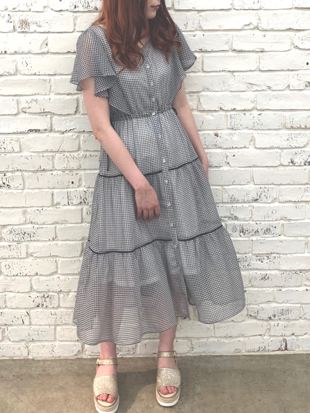 「ワンピース、チェック、チェックワンピース、サンダル、夏コーデ、大人コーデ、キレイめ、モノトーン、ガーリー、夏」｜「OLIVE des OLIVEのフレア袖ティアードワンピース（ワンピース、その他）」を使った、OLIVEdesOLIVEさん（レディース・158cm）の夏コーディネートの1枚目の写真