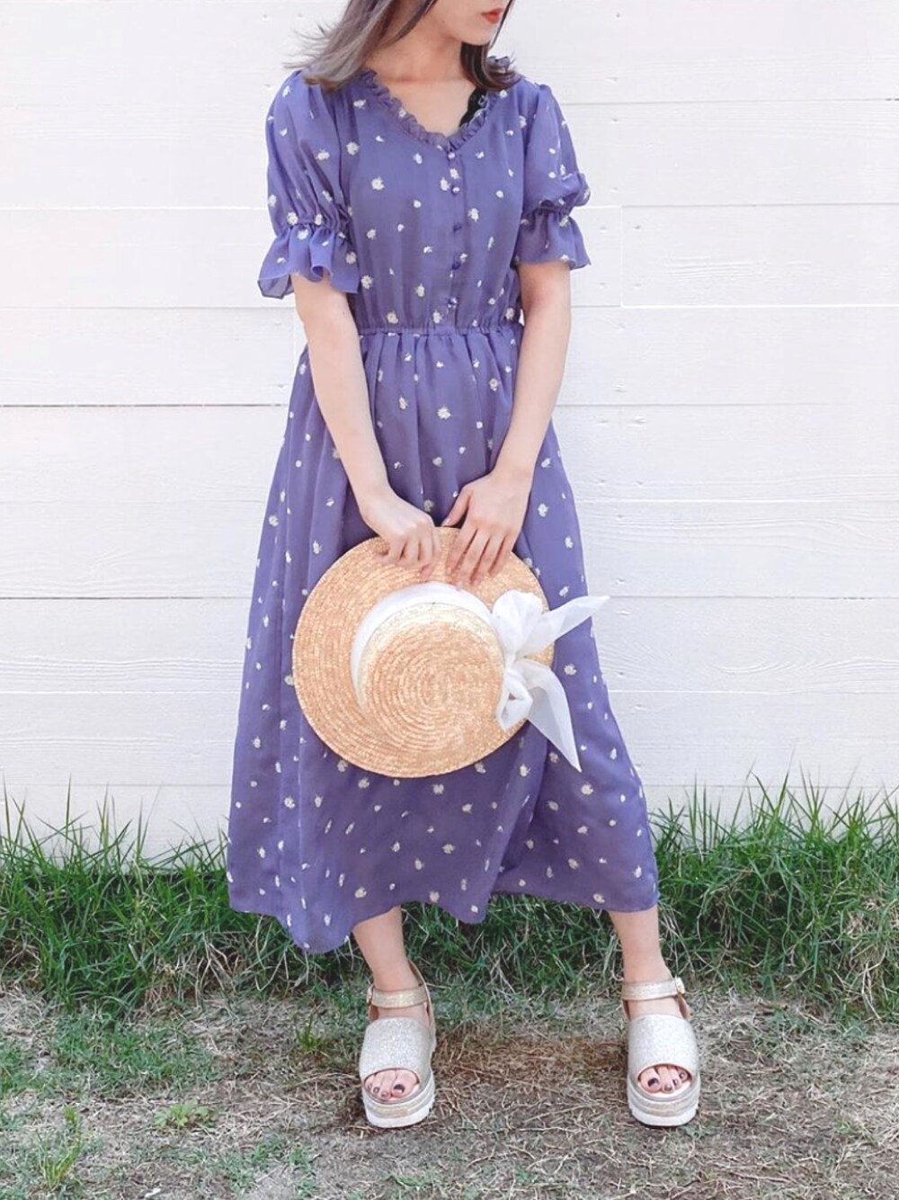 「ワンピース、花柄、刺繍、サンダル、カンカン帽、リラックススタイル、ガーリー、シアー、透け感、花柄ワンピース」｜「OLIVE des OLIVEの【WEB限定】花柄刺繍ワンピース（ワンピース、パープル系）」を使った、OLIVEdesOLIVEさん（レディース・158cm）の夏コーディネートの1枚目の写真