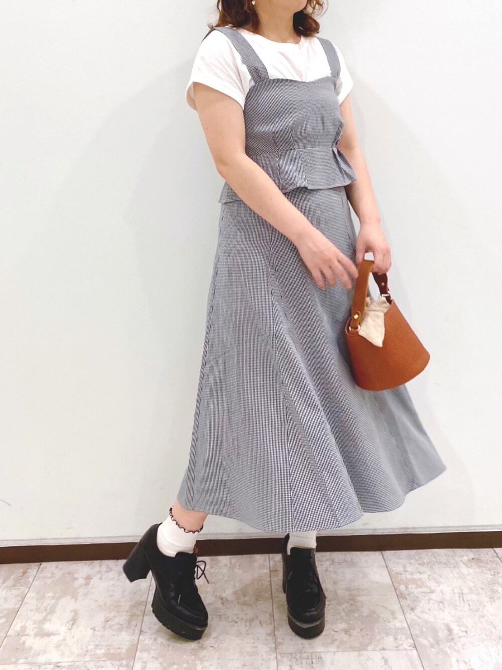 「夏だ！Tシャツ着よう！、セットアップ、ビスチェ、スカート、ロングスカート、ギンガムチェック、チェック、夏コーデ、Tシャツ、オトナ女子」｜「OLIVE des OLIVEの着まわしセットアップビスチェ（シャツ/ブラウス、ブラック系）」を使った、OLIVEdesOLIVEさん（レディース・158cm）の夏コーディネートの1枚目の写真