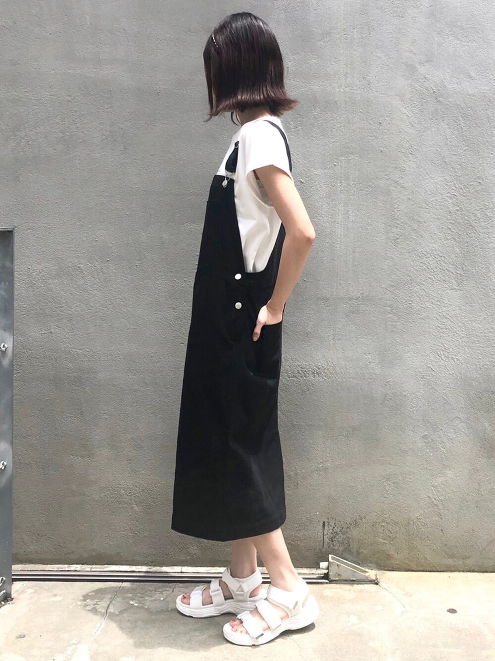 「オトナカジュアル、シンプルコーデ、白Tシャツ、ワントーンコーデ、スポーツサンダル、サロペット、ワンピース、大人コーデ、韓国ファッション、プチプラ」｜「OLIVE des OLIVEのオトナも着られるジャンスカ（ジャンパースカート、ブラック系）」を使った、OLIVEdesOLIVEさん（レディース・158cm）の夏コーディネートの1枚目の写真