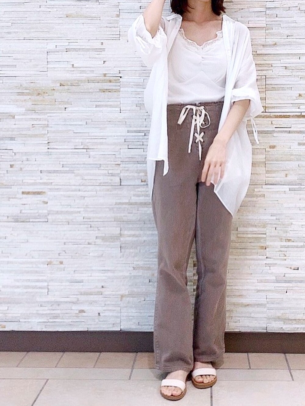 「シアーシャツ、パンツスタイル、カラーパンツ、ブラウス、ブラウンコーデ、シンプルコーデ、プチプラコーデ、カジュアルコーデ、サンダル、ハイウエスト」｜「OLIVE des OLIVEのボリューム袖シアシャツ×インナーset（シャツ/ブラウス、ホワイト系）」を使った、OLIVEdesOLIVEさん（レディース・158cm）の夏コーディネートの1枚目の写真