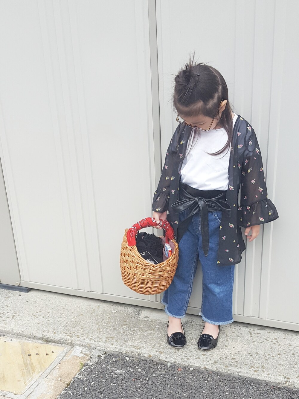 ブルー系のデニムパンツ、ベージュ系のかごバッグ、グリーン系のサロペット/オーバーオールを着用したキッズの夏コーディネートの1枚目の写真