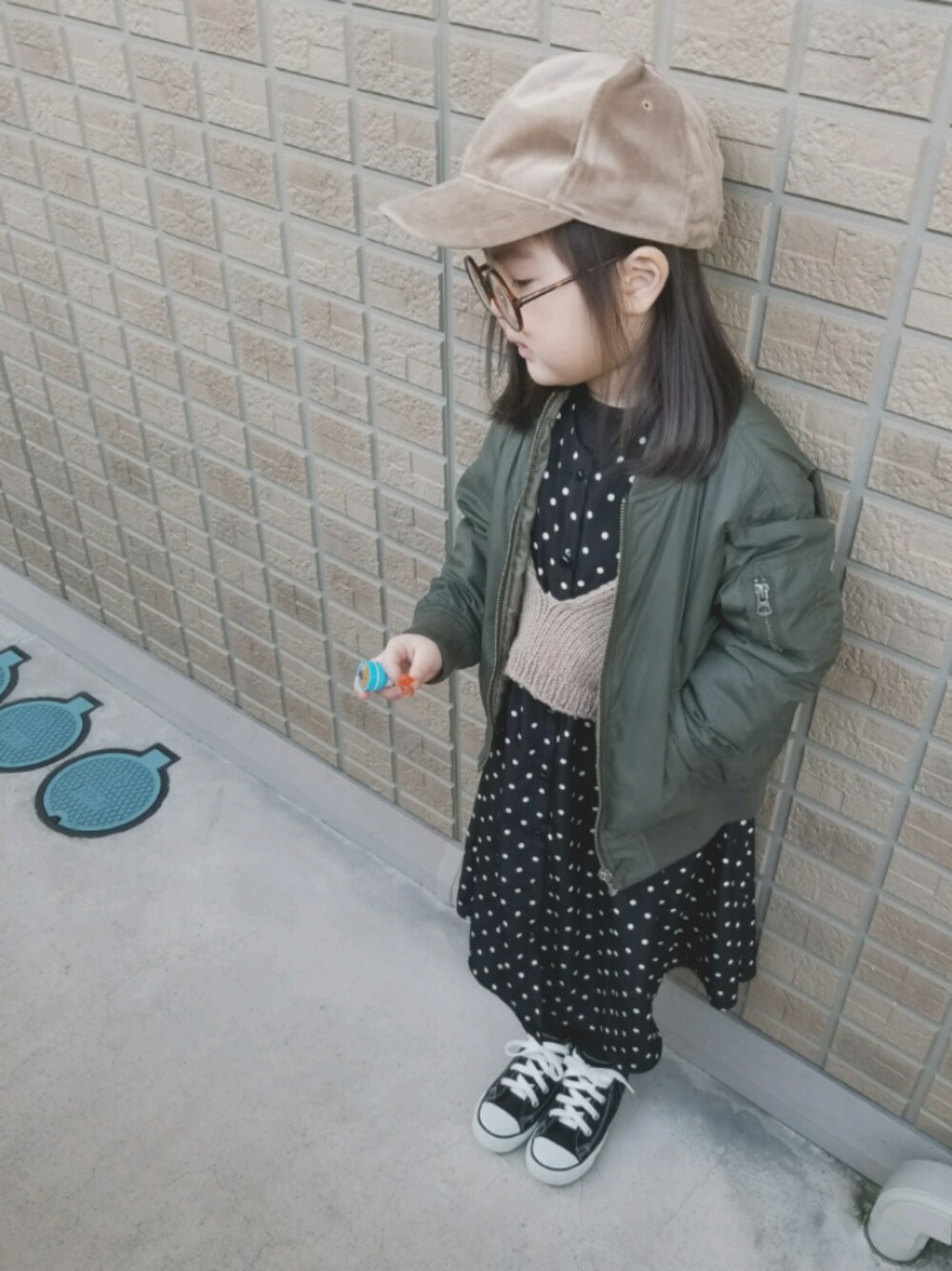 「MA-1、ドット、ワンピース、ハイネック、スニーカー、ベロア、キャップ、ニットビスチェ」｜「3coinsのアイテム（キャップ、ベージュ系）」を使った、miiiiiri*さん（キッズ・110cm）の冬コーディネートの1枚目の写真