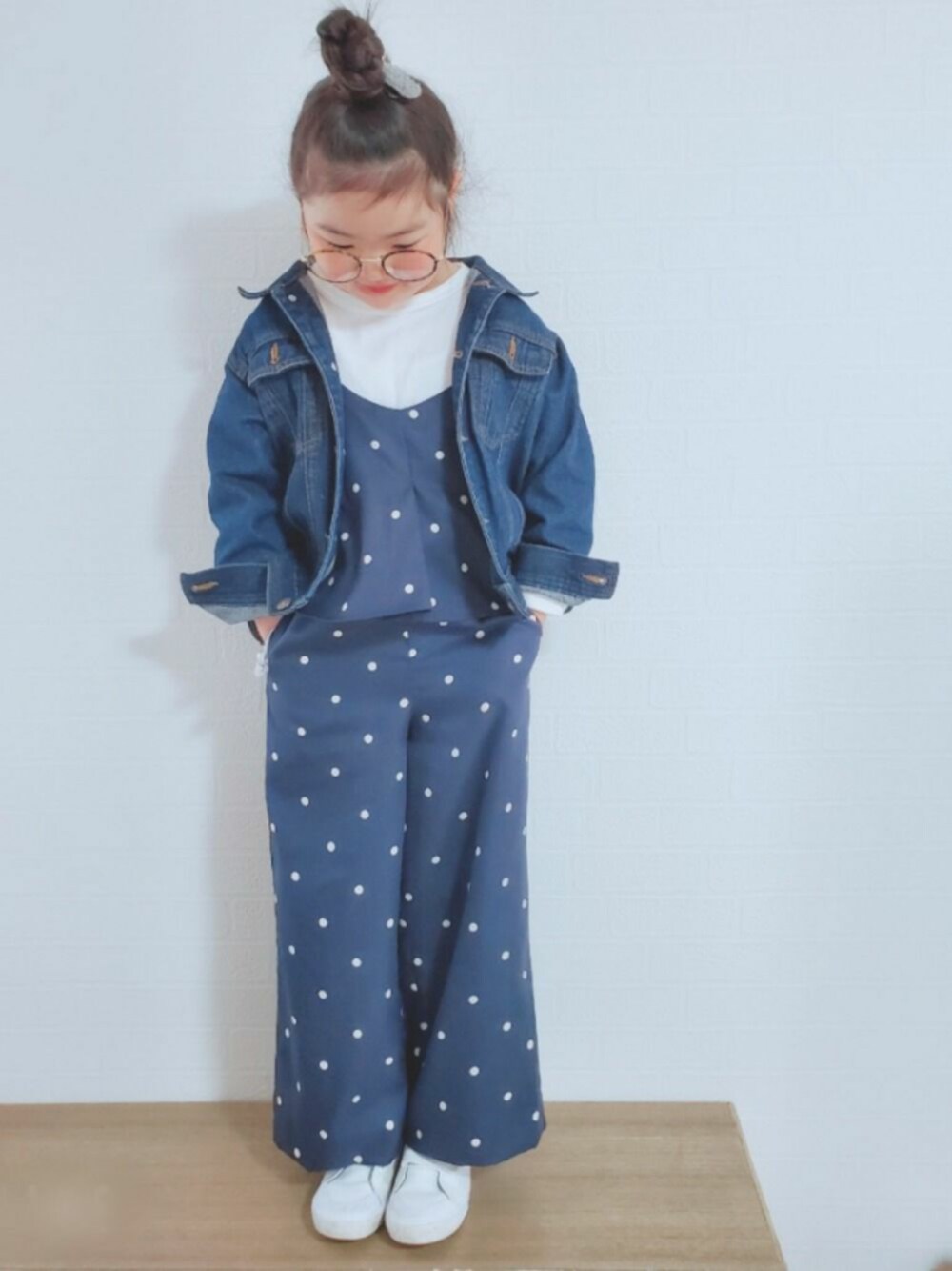 「デニムジャケット、ドット、セットアップ、キャミソール、スニーカー、ワイドパンツ、春コーデ」｜「POLO RALPH LAURENのポロラルフローレン KINGSLEY（スニーカー、ホワイト系）」を使った、miiiiiri*さん（キッズ・120cm）の春コーディネートの1枚目の写真
