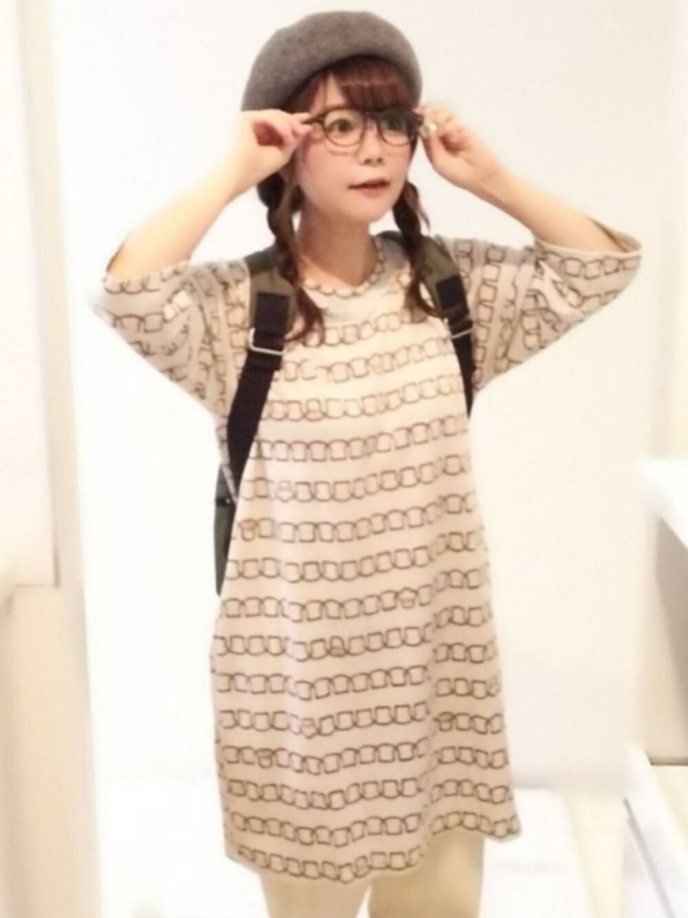 ベージュ系のワンピース、ホワイト系のその他パンツ、グリーン系のバックパック/リュックを着用したレディースの春コーディネートの1枚目の写真