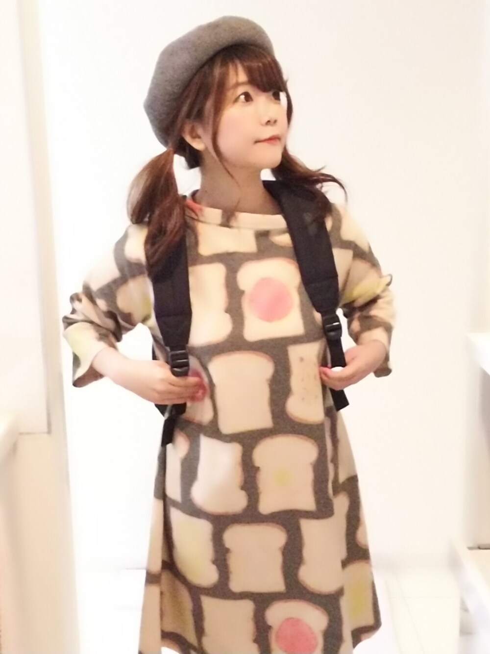 ブラック系のバックパック/リュック、その他のワンピース、ブラック系のバックパック/リュックを着用したレディースの春コーディネートの1枚目の写真