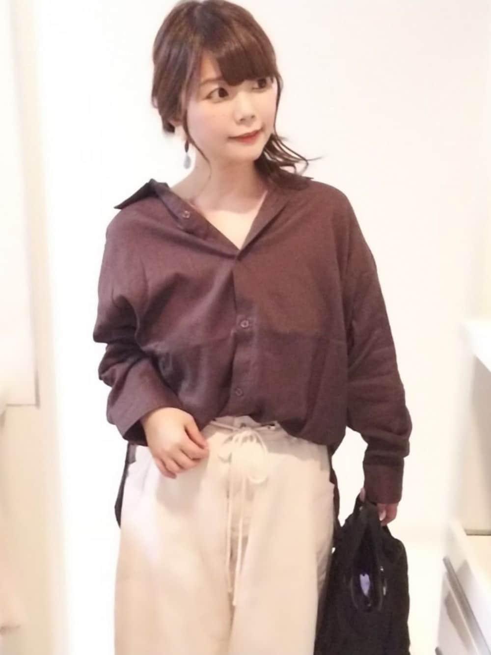 ブラウン系のシャツ/ブラウス、ブラウン系のシャツ/ブラウス、ブラウン系のシャツ/ブラウスを着用したレディースの春コーディネートの1枚目の写真