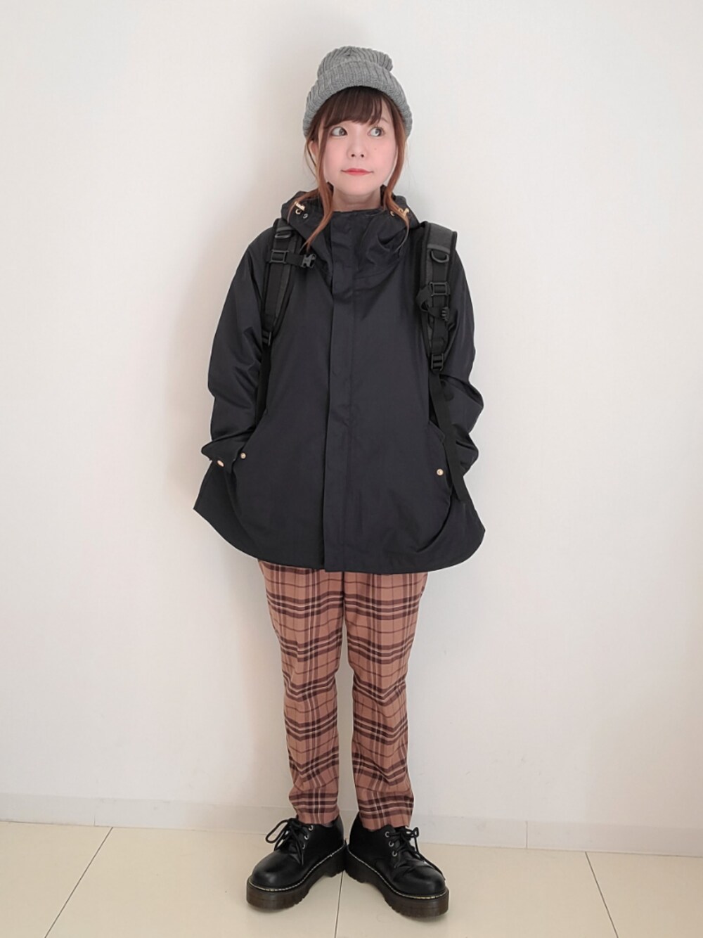 「URBAN RESEARCH、urban research sonny label、サニーレーベル、Sonny　Label、チェック柄に恋してる、ニット帽、マウンテンパーカー、秋のマイ旬スタイル、Fabby fabby、レースアップシューズ」｜「SHOO・LA・RUEの◆リブニットワッチ（ニットキャップ/ビーニー、グレー系）」を使った、パン粉さん（レディース・151cm）の秋コーディネートの1枚目の写真