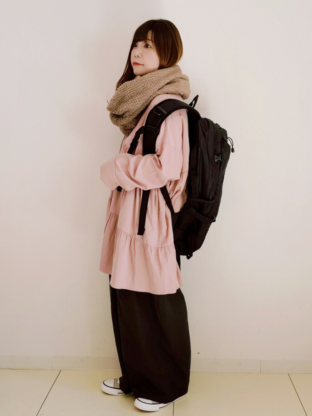 ピンク系のシャツ/ブラウス、グレー系のチノパンツ、グレー系のスニーカーを着用したレディースの秋コーディネートの1枚目の写真