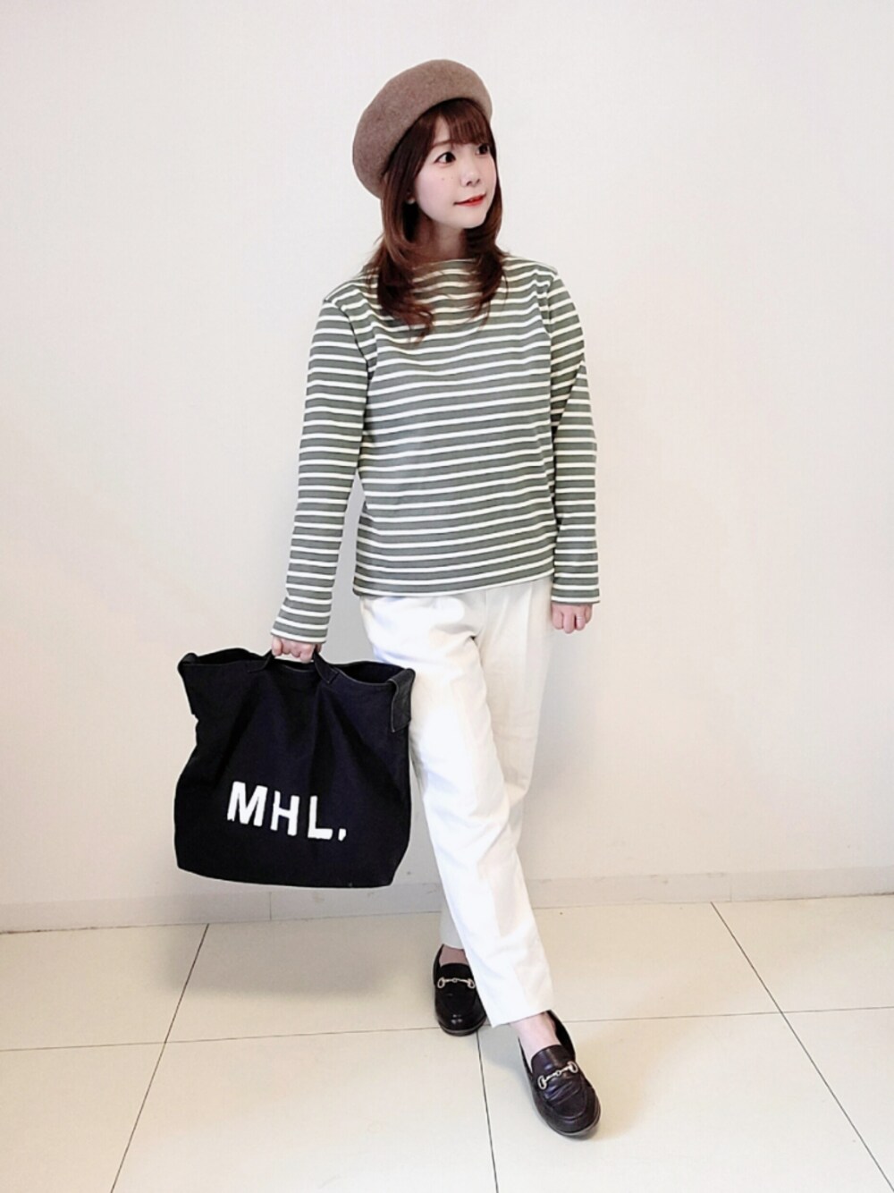 グリーン系のTシャツ/カットソー、ブラウン系のその他シューズ、ホワイト系のその他パンツを着用したレディースの春コーディネートの1枚目の写真