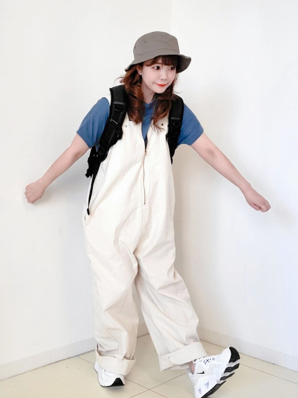 「これが私をアゲる服、Lee、leejapan、オーバーオール、オーバーオールデニム、overall、sakishimatokyo、バケットハット、メンズライク、ストリート」｜「COLEMANのウォーカー33 / WALKER33（バックパック/リュック、ブラック系）」を使った、パン粉さん（レディース・151cm）の春コーディネートの1枚目の写真