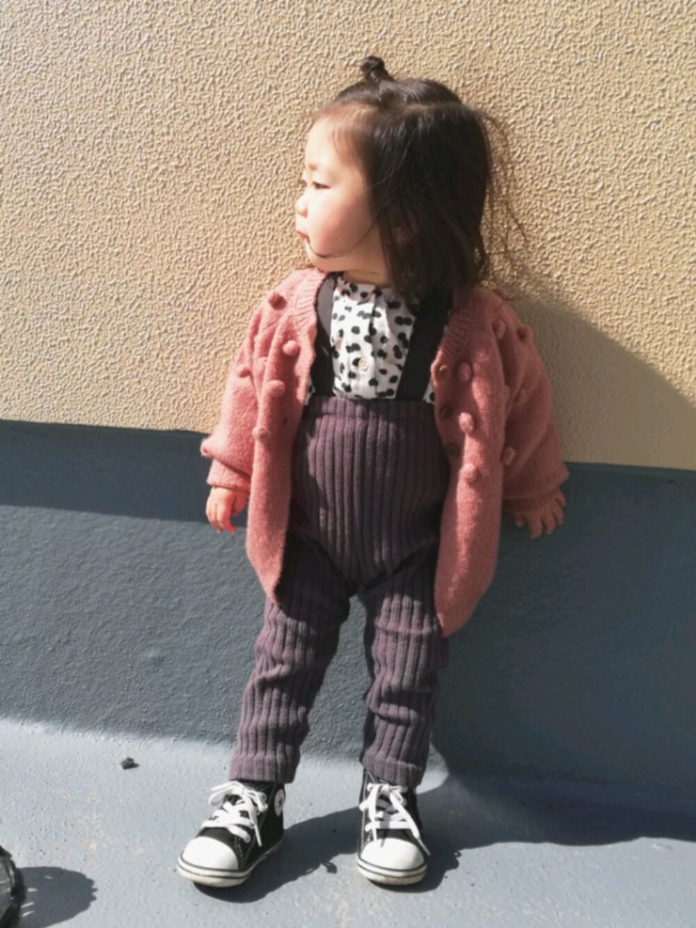 「プチプラコーデ、コンバース、女の子、おんなのこ、１歳、1歳半、80cm」｜「petit mainのポンポンニットカーディガン（カーディガン/ボレロ、ピンク系）」を使った、ako...さん（キッズ・80cm）の冬コーディネートの1枚目の写真