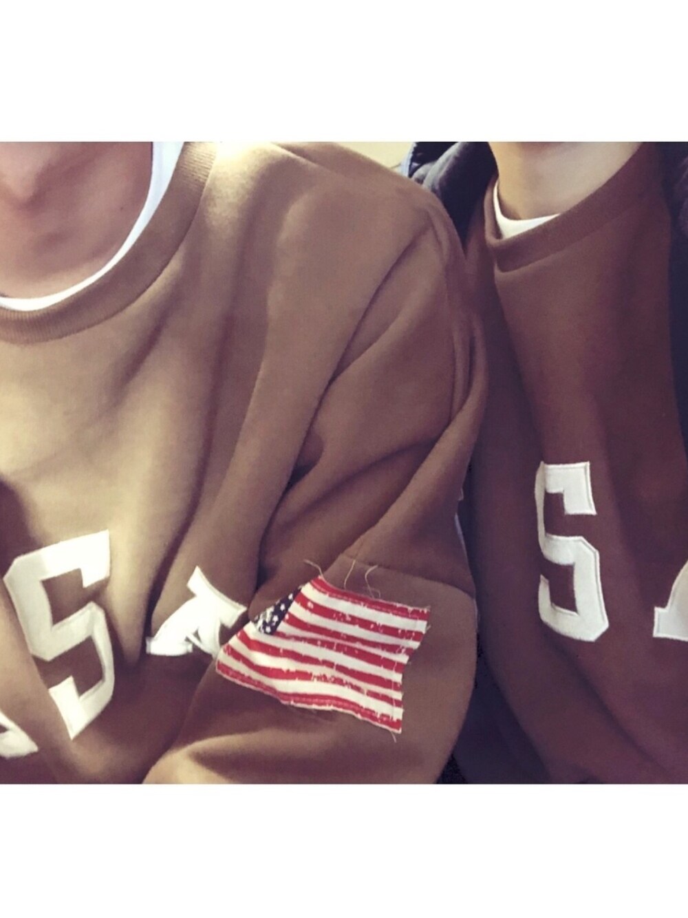 「スウェット、ペアルック、カップル、韓国ファッション、ビッグシルエット、ロゴスウェット」｜「DHOLICの裏起毛USAロゴスウェット（スウェット、ブラウン系）」を使った、り ちさん（レディース・162cm）の春コーディネートの1枚目の写真