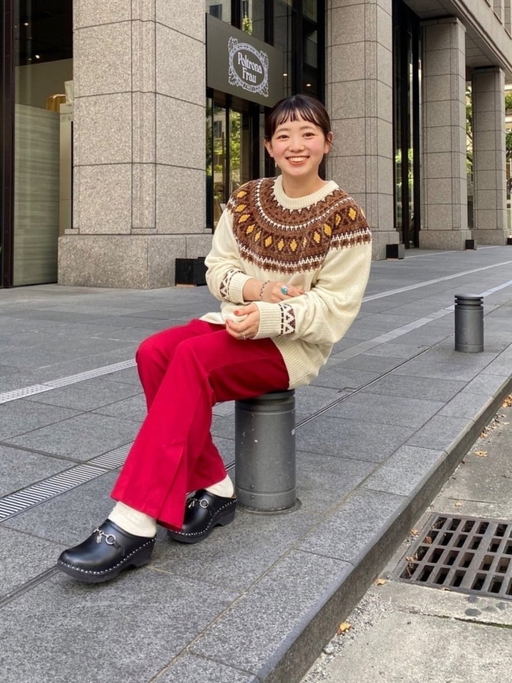 「カラーパンツ、赤、柄ニット、メンズライク、CPCM、トロエントープ、カジュアルスタイル、低身長コーデ、オーバーサイズ、スラックス」｜「CPCMの¥4,500+tax（ニット/セーター、ホワイト系）」を使った、ぴぴゆかぴさん（レディース・152cm）の秋コーディネートの1枚目の写真