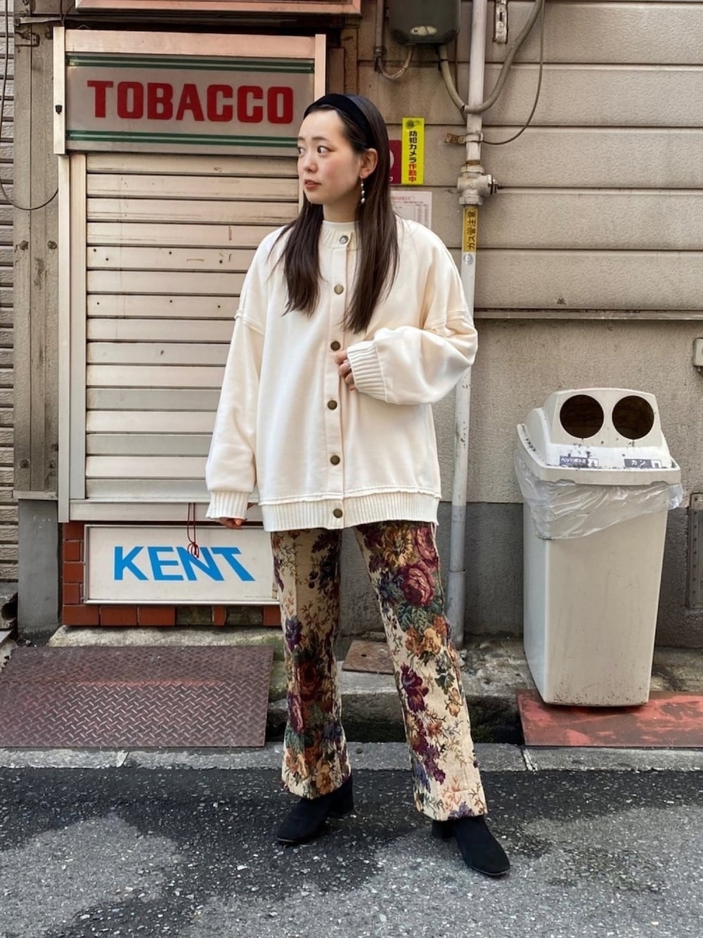 「きれいめカジュアル、ゴブラン、フレアパンツ、柄パンツ、カーディガン、カチューシャ、低身長コーデ、ブーツ、パンツスタイル、白トップス」｜「CPCMのアウトリンキングカットカーデ（カーディガン/ボレロ、ブラック系）」を使った、ぴぴゆかぴさん（レディース・152cm）の秋コーディネートの1枚目の写真