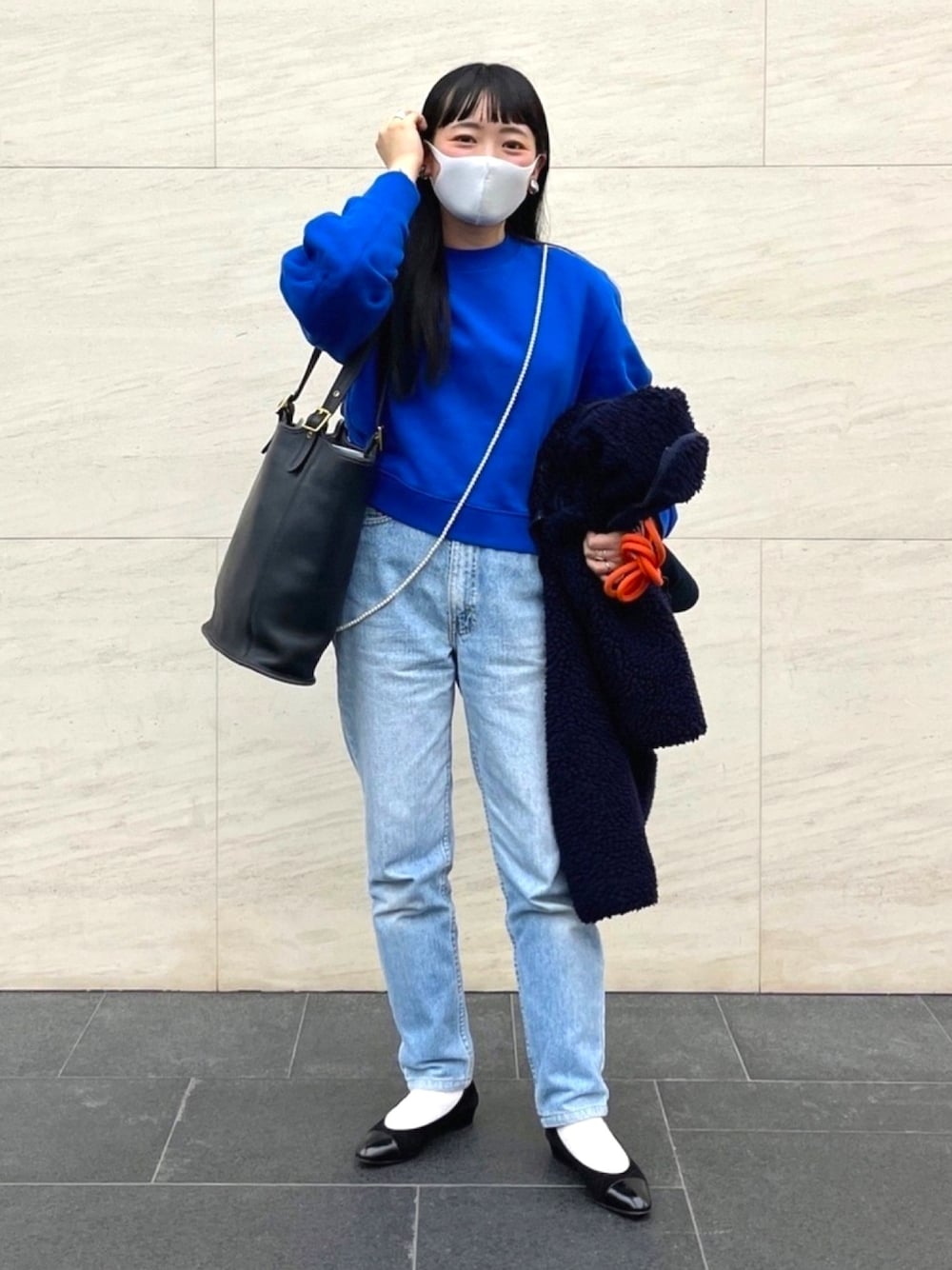 「vintage、ブルーコーデ、スウェット、デニムコーデ、休日スタイル、古着、古着MIX、CELINE、パンプス、パールネックレス」｜「Levi'sのVintage （デニムパンツ、ブルー系）」を使った、ぴぴゆかぴさん（レディース・152cm）の冬コーディネートの1枚目の写真