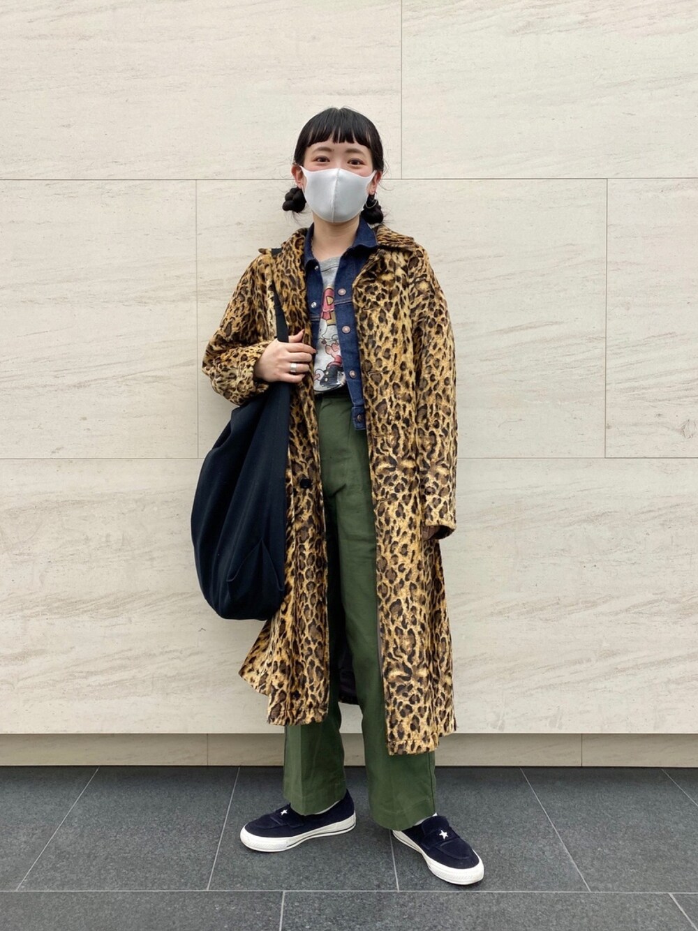 「デニムジャケット、プリントT、レオパード、コート、カーゴパンツ、カーキパンツ、レイヤードスタイル、おだんごヘアー、カジュアルコーデ、オーバーサイズ」｜「Needlesのアイテム（ジャケット/アウター、ベージュ系）」を使った、ぴぴゆかぴさん（レディース・152cm）の春コーディネートの1枚目の写真