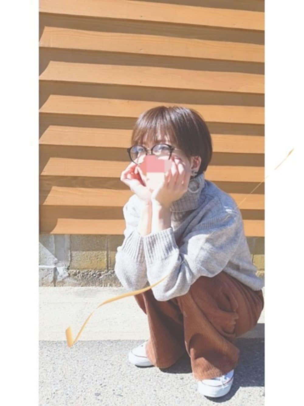 ホワイト系のスニーカーを着用したレディースの秋コーディネートの1枚目の写真