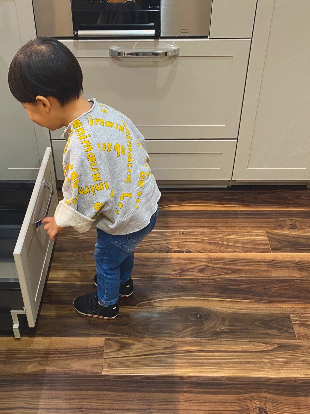 「ASICSのアイテム（スニーカー、ブラック系）」を使った、kaaiさん（キッズ・90cm）の春コーディネートの1枚目の写真