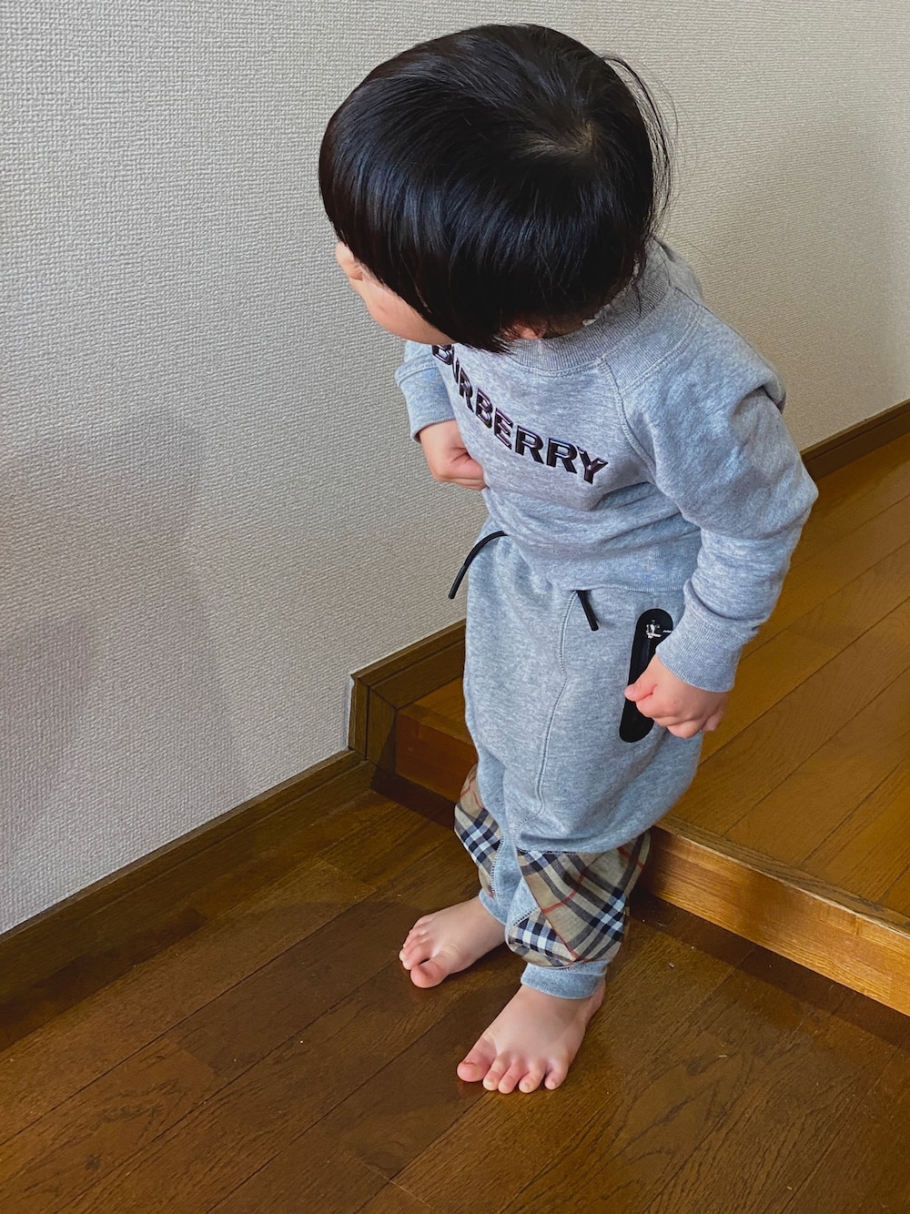 「BURBERRYのアイテム（スウェット、グレー系）」を使った、kaaiさん（キッズ・90cm）の春コーディネートの1枚目の写真
