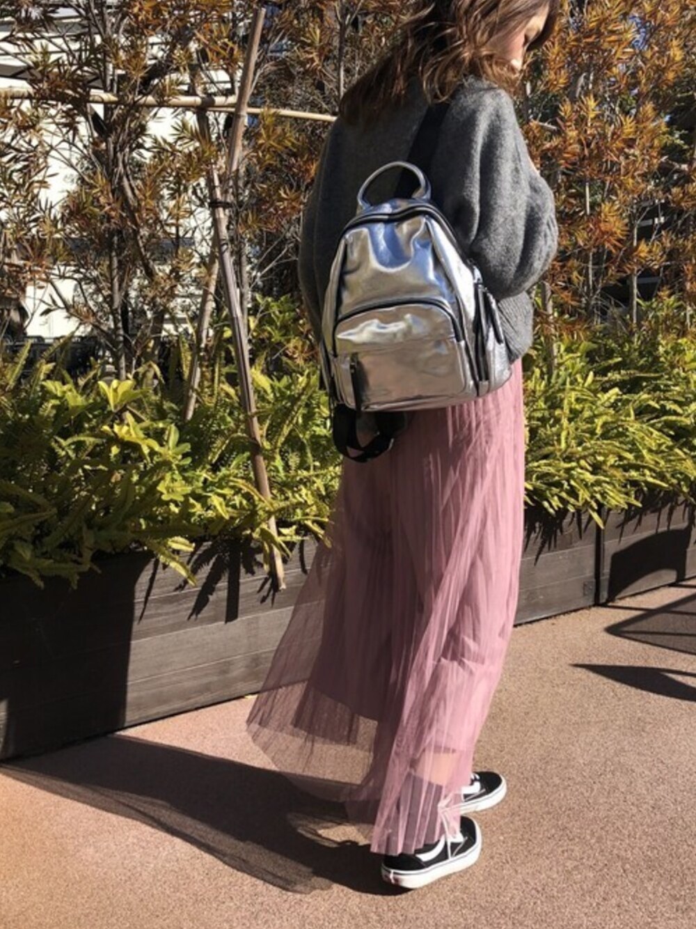 シルバー系のバックパック/リュックを着用したレディースの冬コーディネートの1枚目の写真