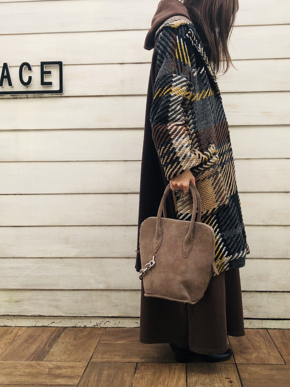 「カジュアル、大人カジュアル、ボストンバッグ、きれいめカジュアル、ootd、オトナカジュアル、おしゃれさんと繋がりたい、scrapbook、スクラップブック、atneK」｜「atneKの【atneK】スエードチェーンボストンバッグ（トートバッグ、ブラウン系）」を使った、chiiiさん（レディース・162cm）の冬コーディネートの1枚目の写真