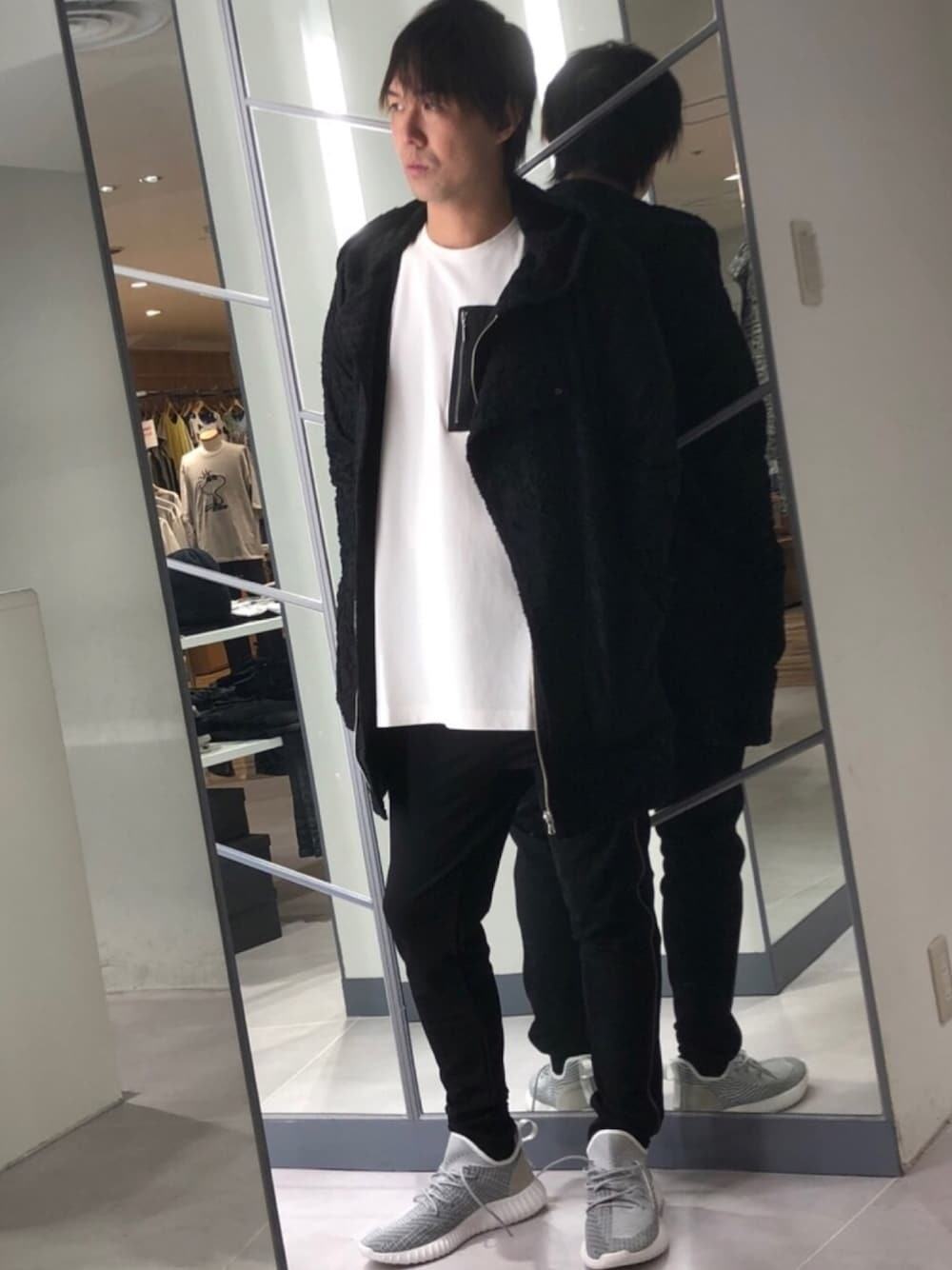 「スニーカー、シンプル、池袋、トルネードマート(TORNADO MART)、春コーデ、今日のコーデ、TORNADO MART、おしゃれさんと繋がりたい」｜「TORNADO MARTのTORNADO MART∴オーバーシルエットミリポケＴｅｅ（Tシャツ/カットソー、ホワイト系）」を使った、HIDAKAさん（メンズ・170cm）の春コーディネートの1枚目の写真