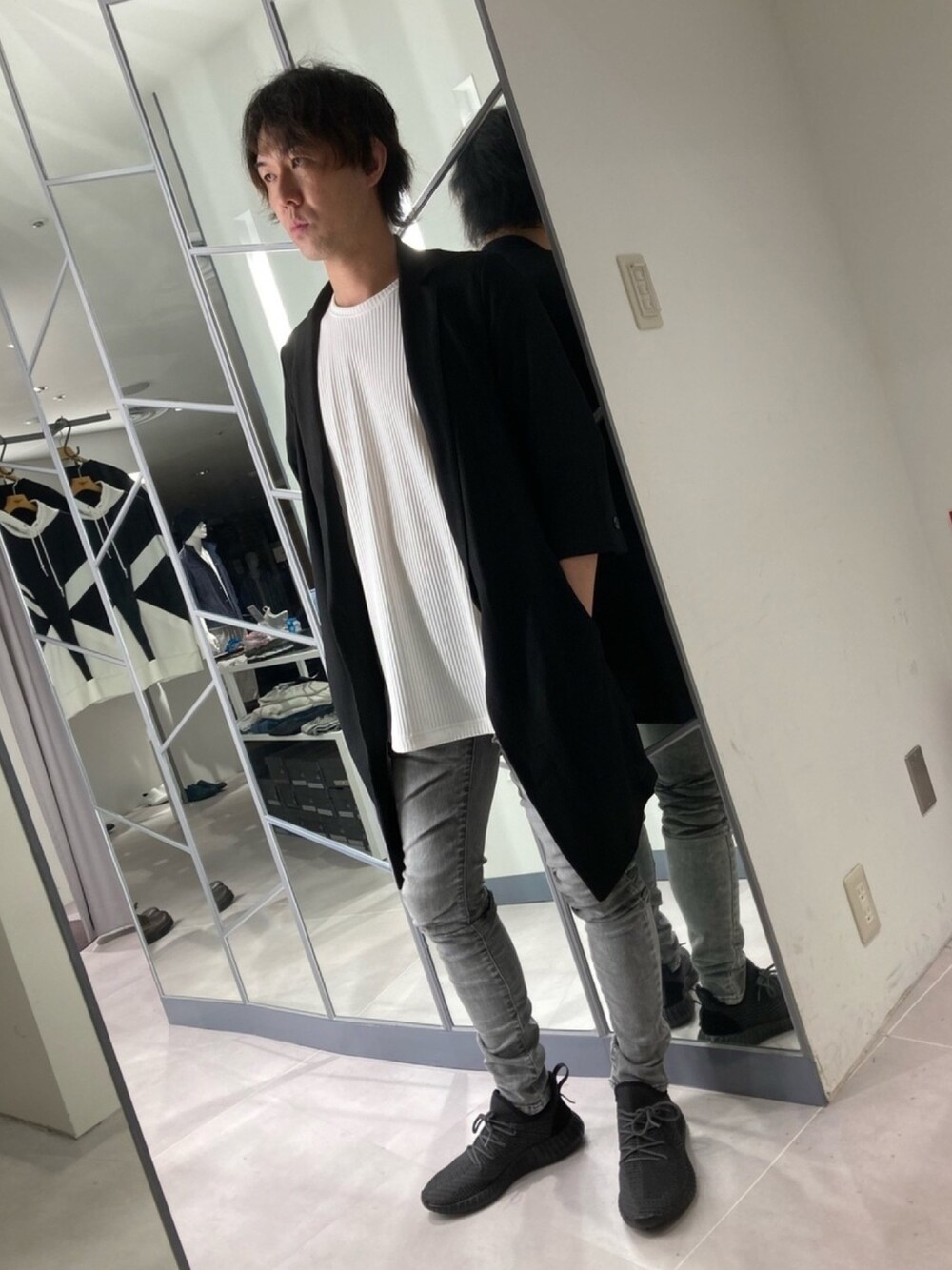 「夏、シンプル、大人カジュアル、スニーカーコーデ、夏コーデ、白Tシャツ、シンプルコーデ、トルネードマート(TORNADO MART)」｜「TORNADO MARTのTORNADO MART∴メイストレッチリブ半袖カットソー（Tシャツ/カットソー、ホワイト系）」を使った、HIDAKAさん（メンズ・170cm）の春コーディネートの1枚目の写真