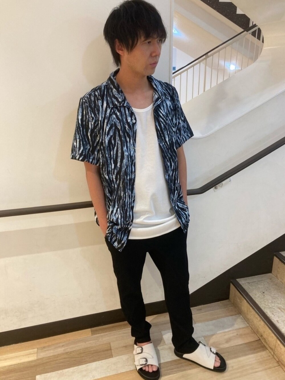 「summer、大人カジュアル、イージーパンツ、トルネードマート(TORNADO MART)、カジュアルコーデ、半袖シャツ、今日のコーデ、TORNADO MART、池袋パルコ、ファッションの力を信じよう」｜「TORNADO MARTのTORNADO MART∴ＭＵＬＴｉＥＦＦＥＣＴロングタンクトップ（タンクトップ、ホワイト系）」を使った、HIDAKAさん（メンズ・170cm）の夏コーディネートの1枚目の写真