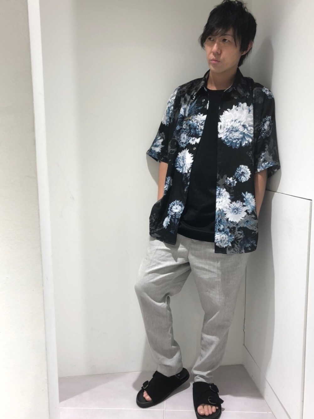 「花柄、大人カジュアル、池袋、トルネードマート(TORNADO MART)、ラフスタイル、シャツスタイル、春夏コーデ、今日のコーデ、TORNADO MART、ファミリーマート」｜「TORNADO MARTの【LADIES'】TORNADO MART∴ビザールフラワープリントドルマンシャツ（シャツ/ブラウス、ブルー系）」を使った、HIDAKAさん（メンズ・170cm）の夏コーディネートの1枚目の写真