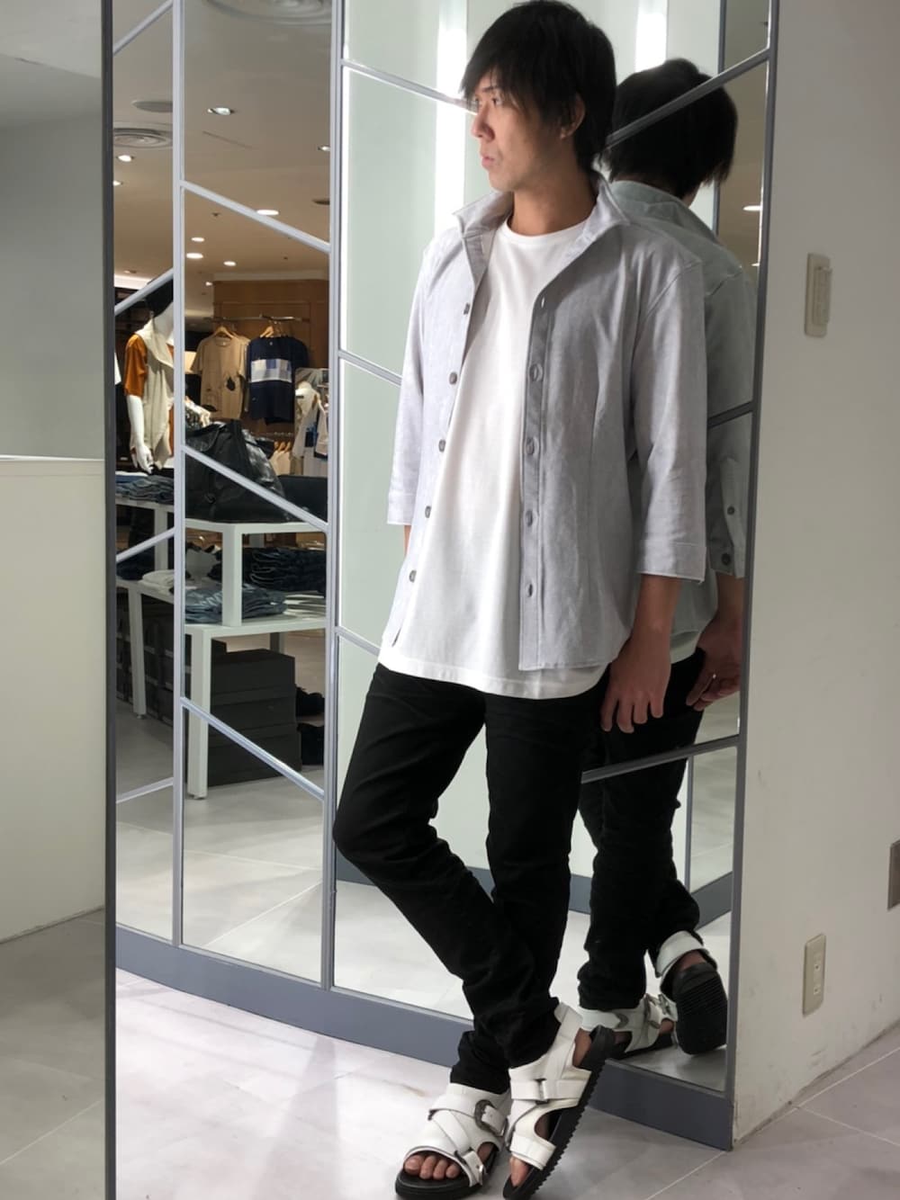 「池袋、休日スタイル、デニムパンツ、大人コーデ、トルネードマート(TORNADO MART)、夏コーデ、白Tシャツ、TORNADO MART、ファッションの力を信じよう」｜「TORNADO MARTのTORNADO MART∴オーバーシルエットカットソー（Tシャツ/カットソー、ホワイト系）」を使った、HIDAKAさん（メンズ・170cm）の夏コーディネートの1枚目の写真