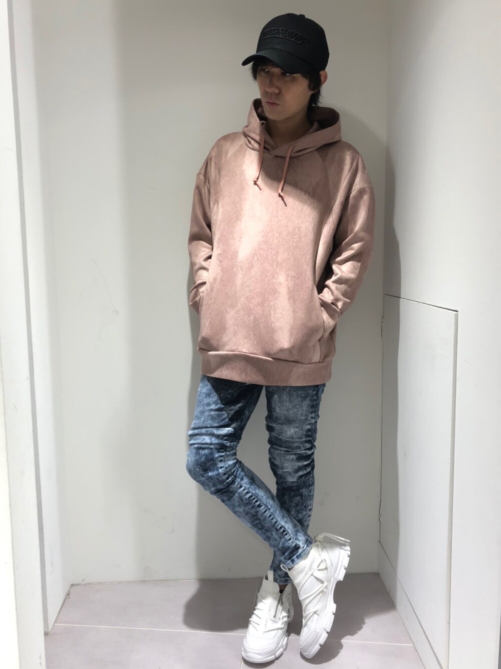 「ストリート、大人カジュアル、池袋、スニーカーコーデ、トルネードマート(TORNADO MART)、秋服、ラクチンコーデ、TORNADO MART、おしゃれさんと繋がりたい、ファッションの力を信じよう」｜「TORNADO MARTのTORNADO MART∴ネオフーディ（Tシャツ/カットソー、ピンク系）」を使った、HIDAKAさん（メンズ・170cm）の秋コーディネートの1枚目の写真