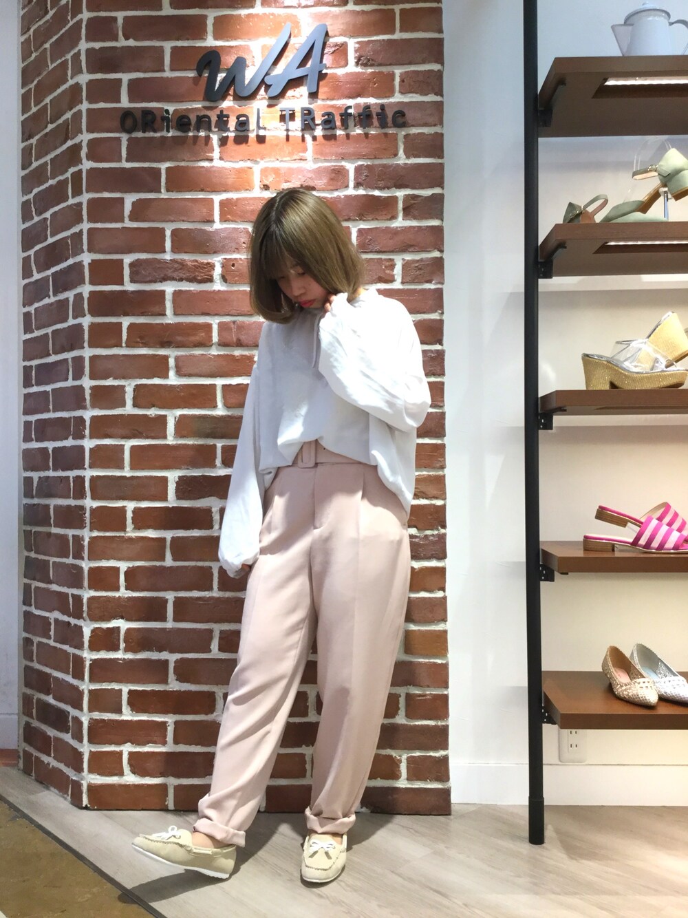 「テーパードパンツ、パンプス、ピンク、リボン、シューズ、オリエンタルトラフィック、春コーデ、シャツスタイル、WA ORiental TRaffic、9615」｜「WA ORiental TRafficの春夏新作★タッセルリボンデッキシューズ★9615（モカシン/デッキシューズ、ベージュ系）」を使った、WAORientalTRaffic高松店さん（レディース・150cm）の春コーディネートの1枚目の写真