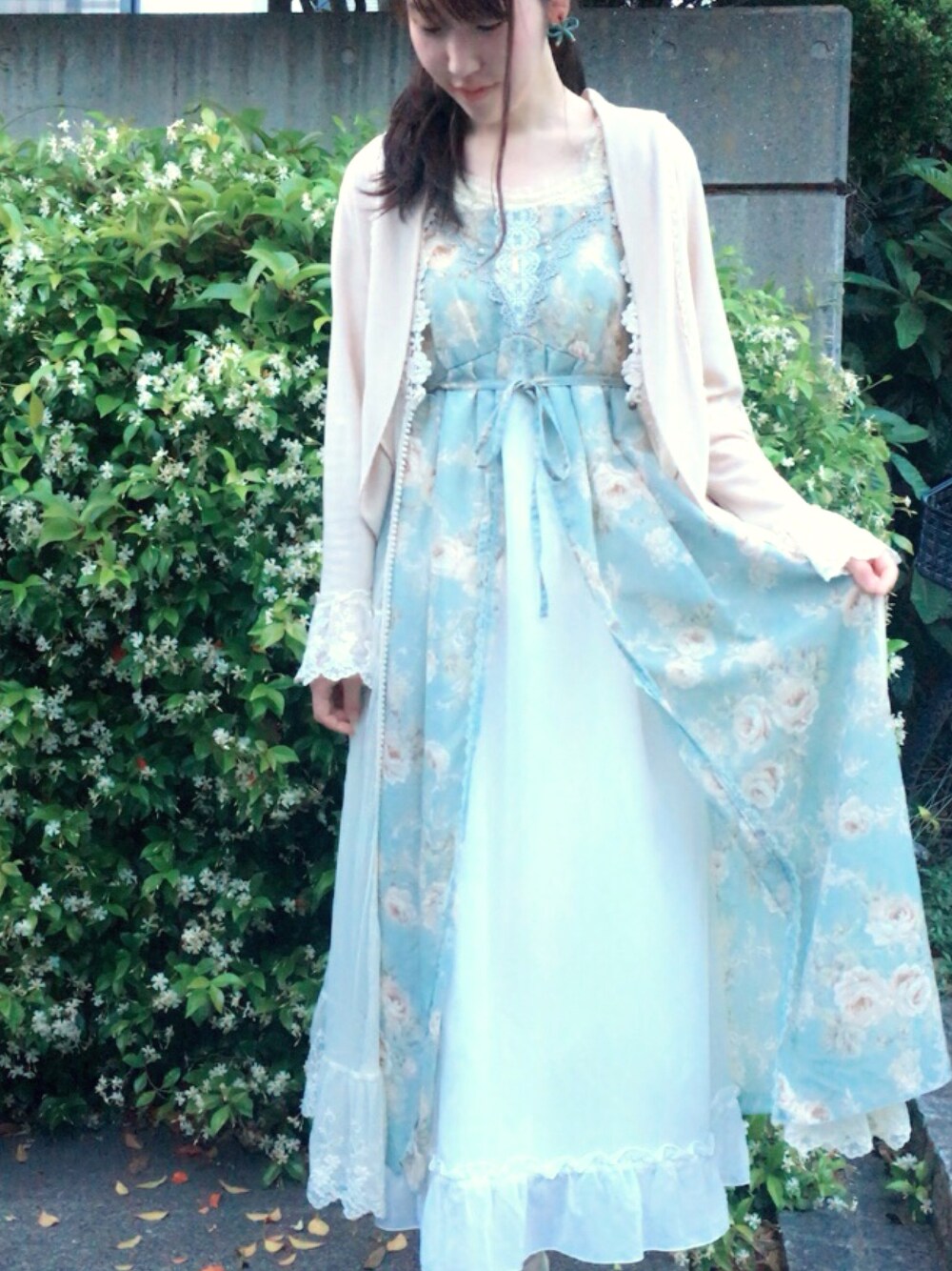 グリーン系のワンピース、ホワイト系のカーディガン/ボレロ、ホワイト系のサンダルを着用したレディースの春コーディネートの1枚目の写真