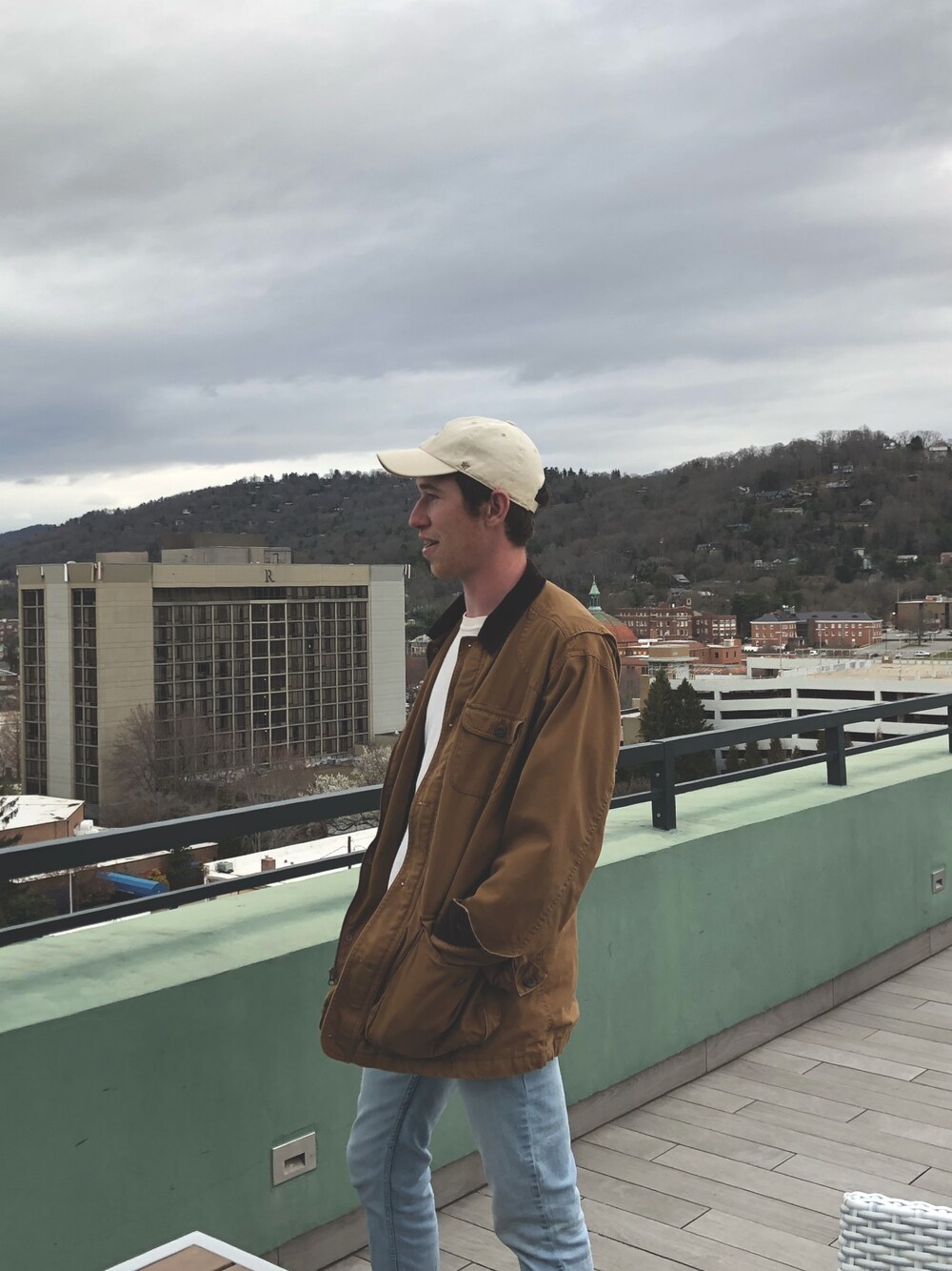 ブルー系のデニムパンツ、ブラウン系のその他アウター、ベージュ系のハットを着用したメンズの春コーディネートの1枚目の写真