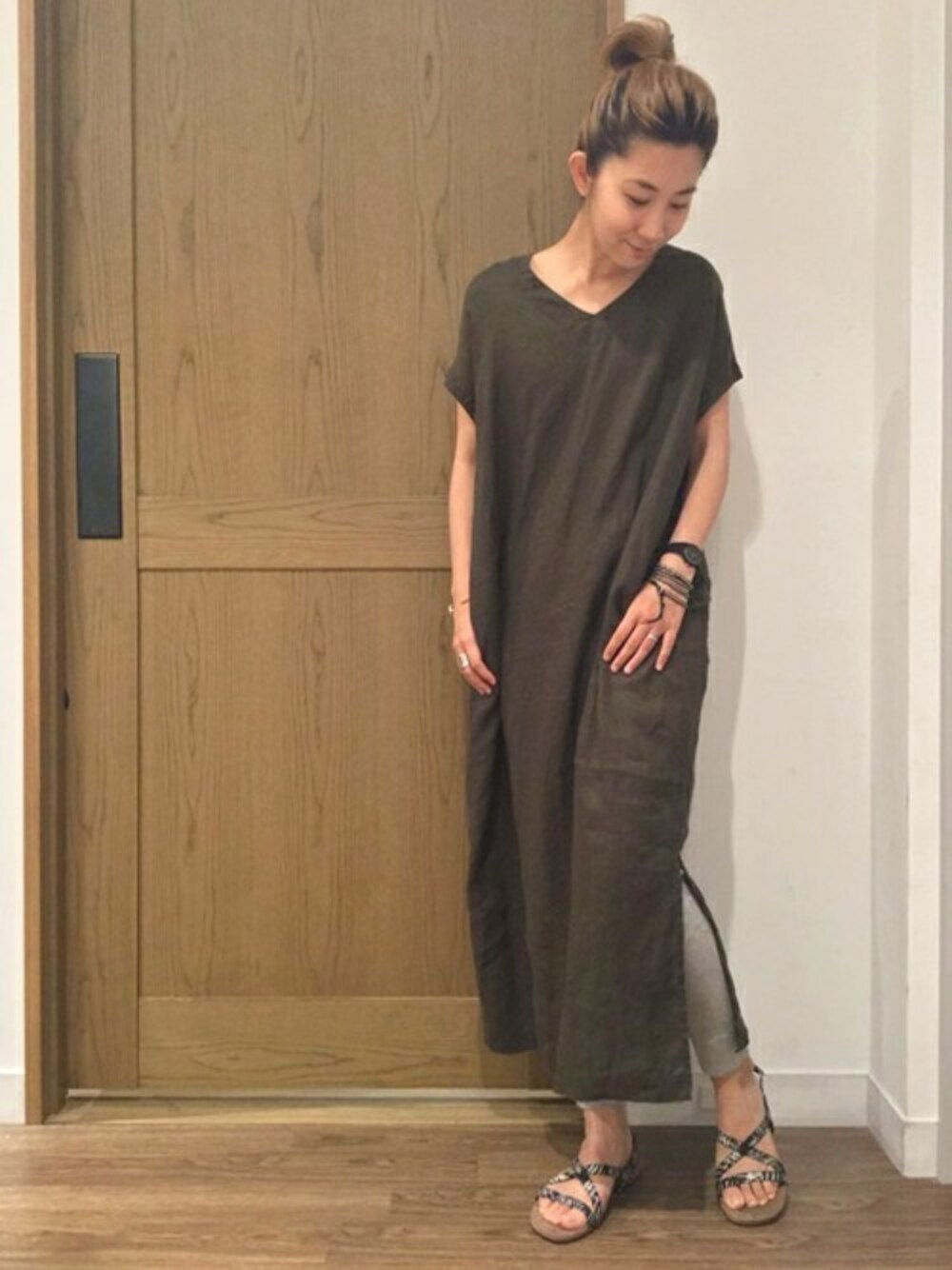「夏、リラックス、サンダル、SHIPS for women、リネンワンピース、SHIPS Days」｜「SHIPS DaysのSHIPS Days STANDARD: リネン 2Way ロング ワンピース（ワンピース、グリーン系）」を使った、橋本さん（レディース・162cm）の春コーディネートの1枚目の写真