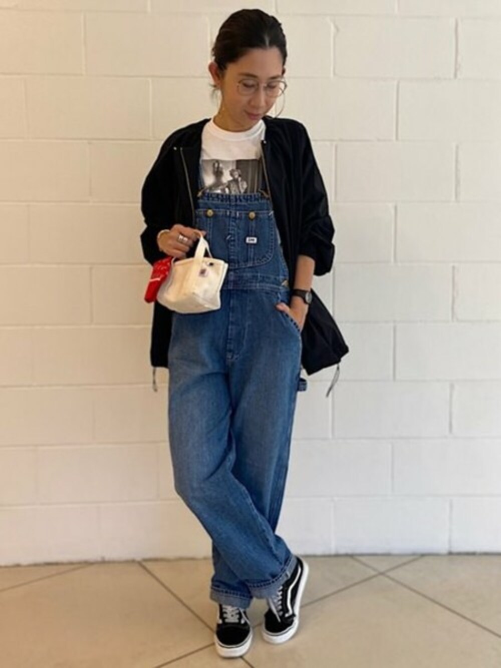 ホワイト系のトートバッグ、ブルー系のTシャツ/カットソー、ブラック系のノーカラージャケットを着用したレディースの秋コーディネートの1枚目の写真