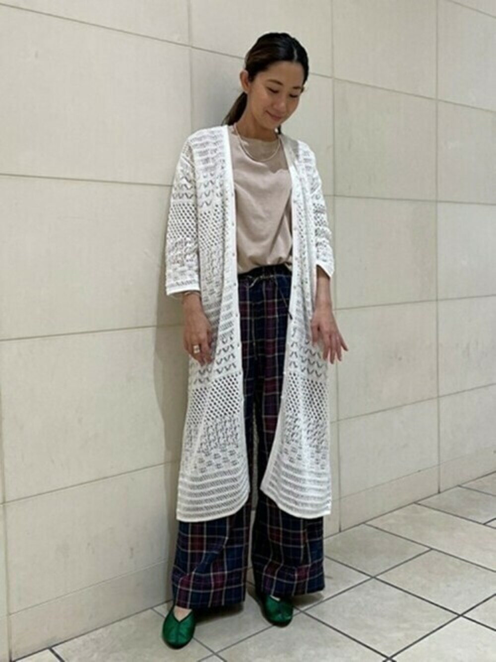 ベージュ系のTシャツ/カットソー、グリーン系のその他パンツ、ホワイト系のカーディガン/ボレロを着用したレディースの春コーディネートの1枚目の写真