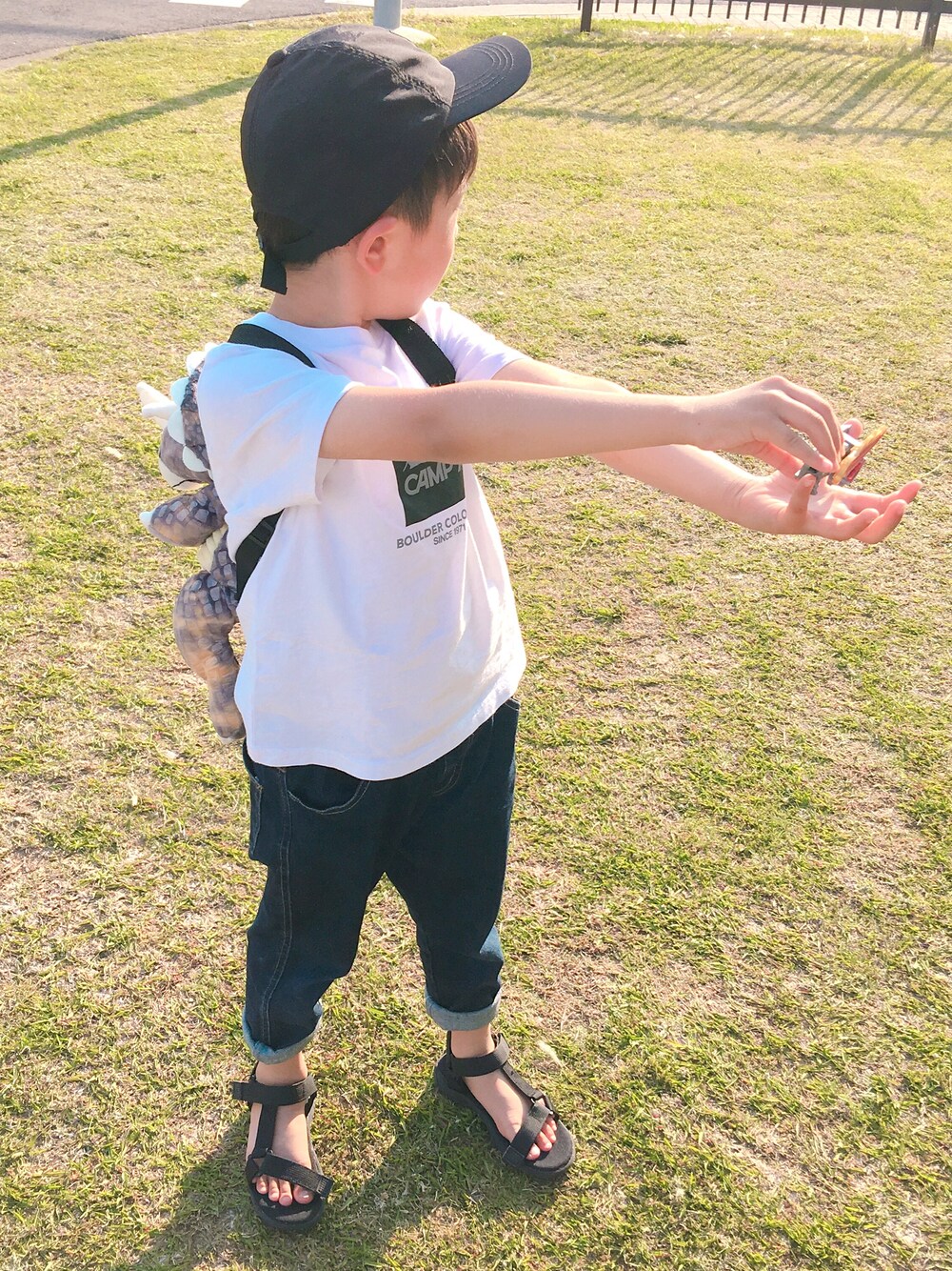 「シンプル、春夏コーデ、ブランシェス、kids、6歳、Tシャツ、CAMP7、カジュアル、デニム、キャップ」｜「Right-on KIDSのアイテム（キャップ、ブラック系）」を使った、Reou…さん（キッズ・120cm）の春コーディネートの1枚目の写真