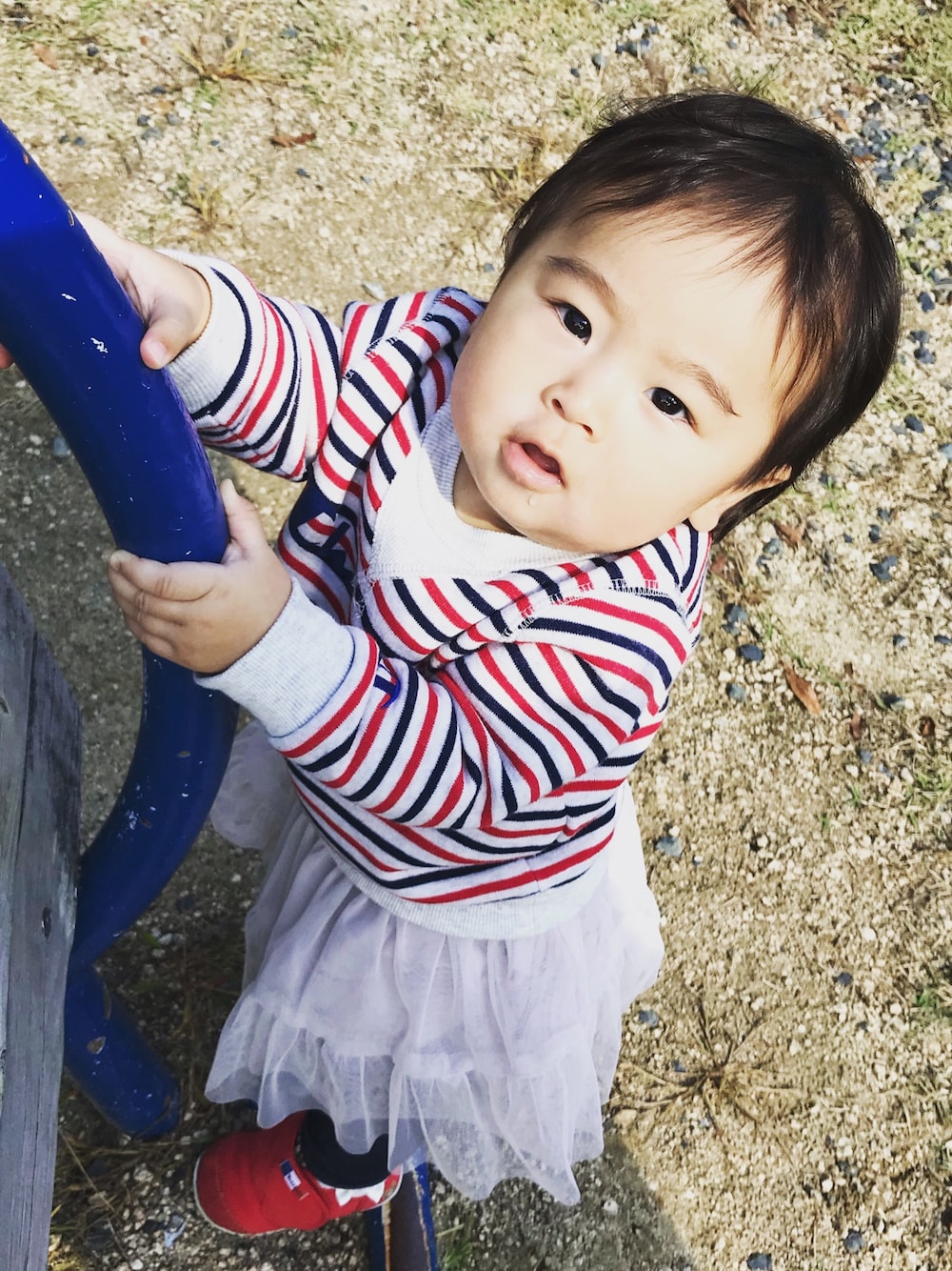 その他のスウェット、グレー系のママ＆ベビー、レッド系のベビーシューズ/ベビーソックスを着用したキッズの秋コーディネートの1枚目の写真