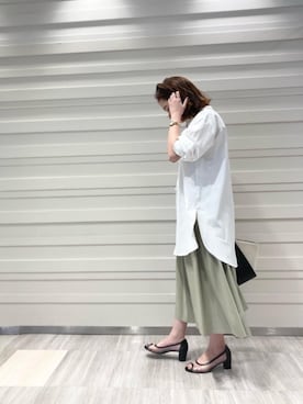 「le.coeur blanc（ルクールブラン）のパールボタンヨークロングシャツ（Shirts、ホワイト系）」を使った、ルクールブランルミネ荻窪店スタッフさん（レディース・160cm）の冬コーディネート