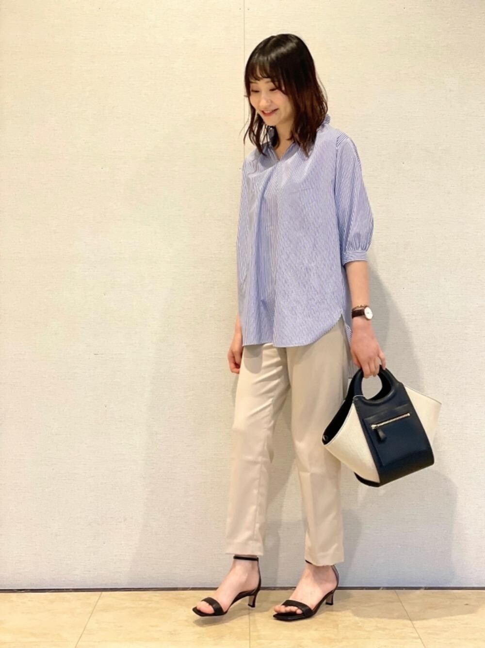 ブラック系のトートバッグ、ベージュ系のその他パンツ、ブラック系のサンダルを着用したレディースの春コーディネートの1枚目の写真