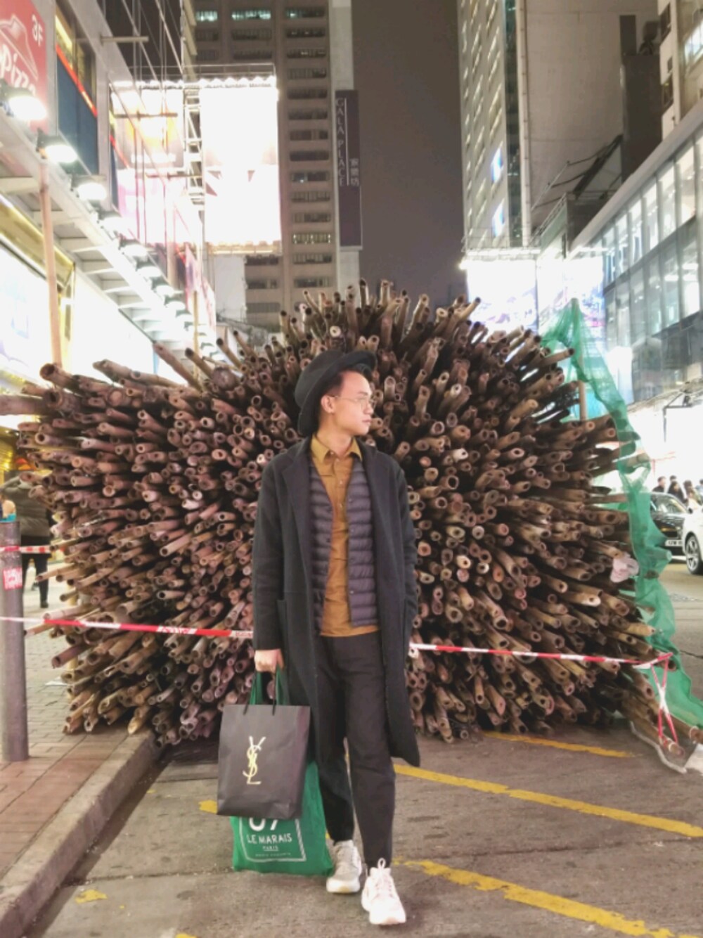 「pattern、scene、Japan、hongkong、fashion」｜「UNIQLOのアイテム（ベスト、ブラック系）」を使った、BBOCCさん（メンズ・165cm）の冬コーディネートの1枚目の写真