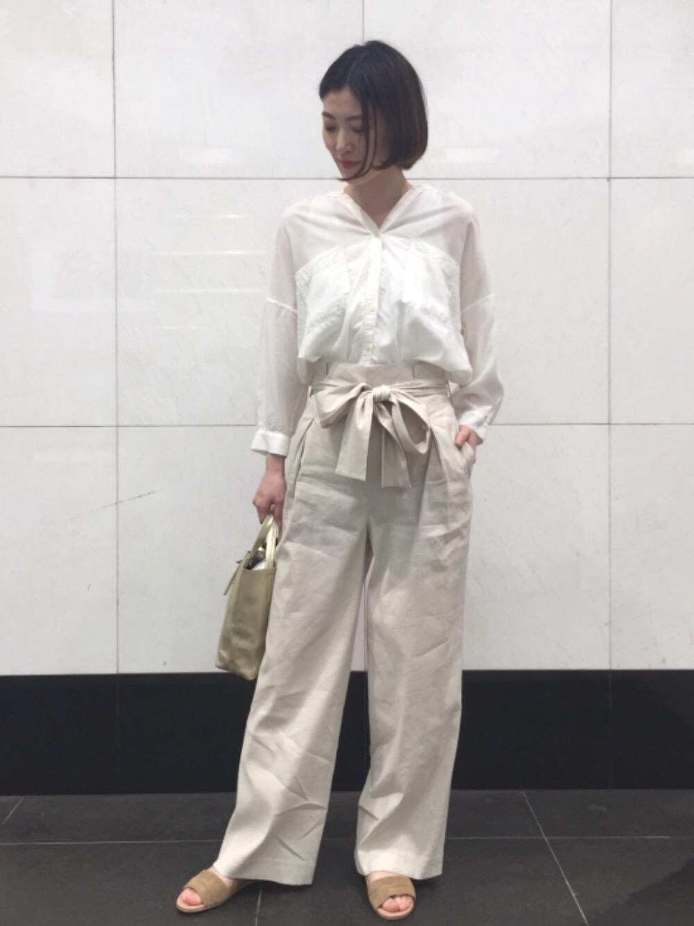 「casual、BRACTMENT、CLASSY.掲載アイテム着用」｜「green label relaxingのNFC Wポケット ルーズVネック スキッパーシャツ（シャツ/ブラウス、ホワイト系）」を使った、高瀬　亜紀さん（レディース・161cm）の春コーディネートの1枚目の写真