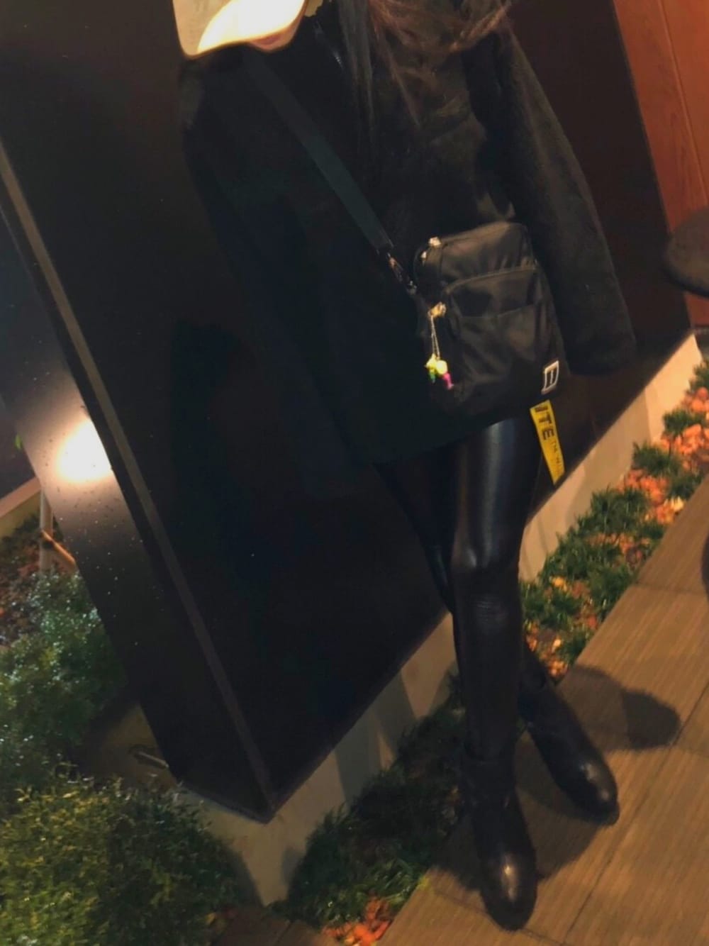 「冬コーデ、ストリートカジュアル、ストリートファッション、ストリート女子、ブラックコーデ」｜「ELVIRAのアイテム（ショルダーバッグ、ブラック系）」を使った、🕊さん（レディース・155cm）の秋コーディネートの1枚目の写真