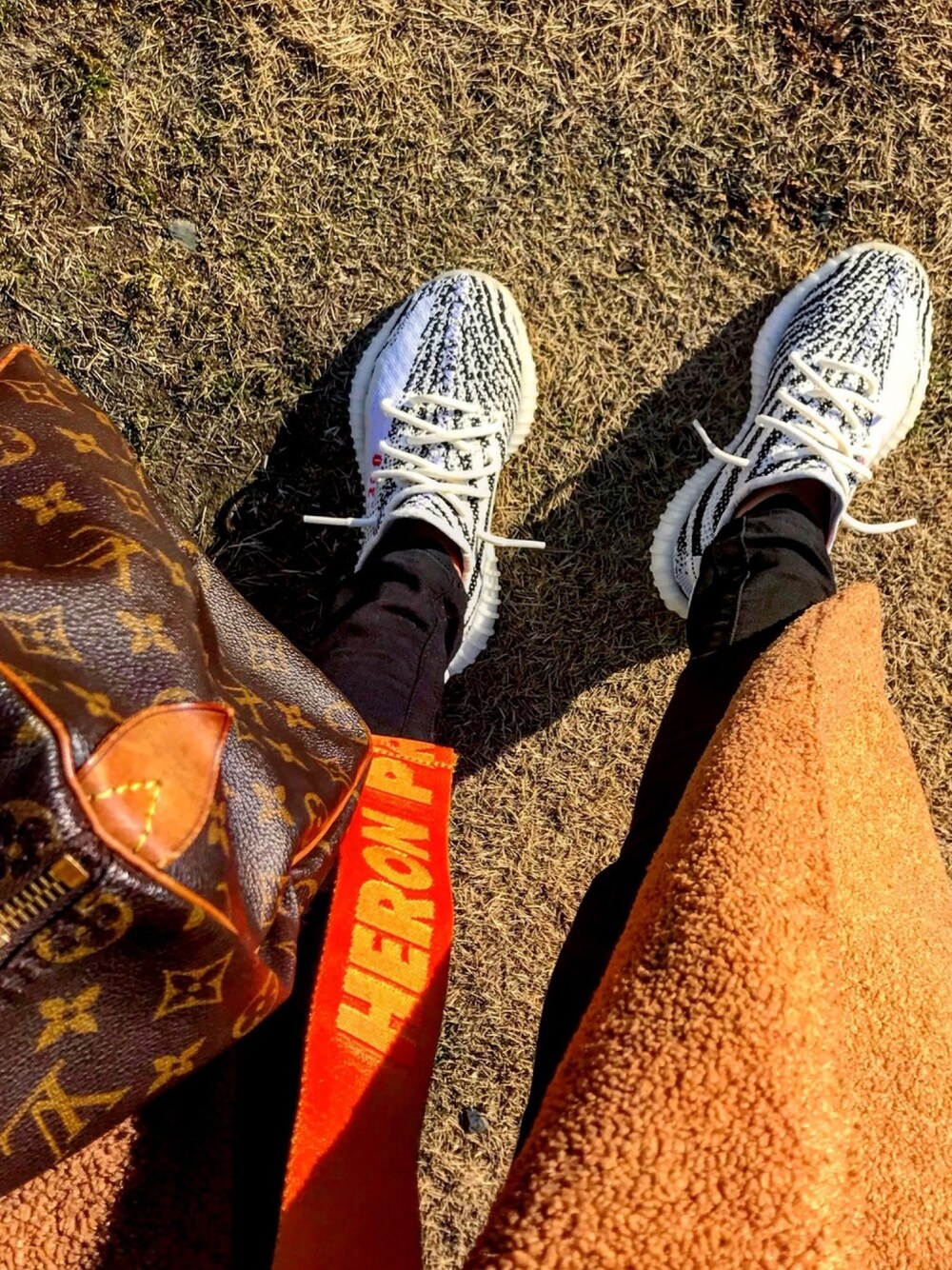 「yeezyboost350V2、heronpreston、LouisVuitton、yeezyboost、休日コーデ、おしゃれさんと繋がりたい、スニーカーコーデ、ストリート女子、ストリート」｜「adidasのアイテム（スニーカー、ホワイト系）」を使った、🕊さん（レディース・155cm）の冬コーディネートの1枚目の写真
