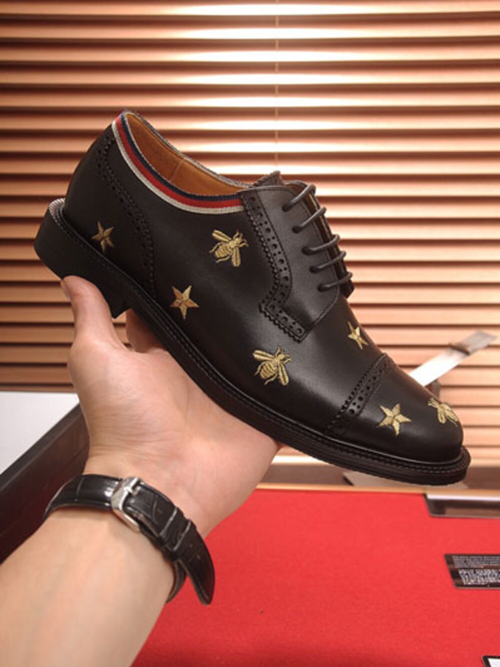 「GUCCIハチ刺繍付 グリッターウェブ スニーカー 商品コード：Ｎｏ.ch267（ショーツ、シルバー系）」を使った、farclovさん（メンズ・153cm）の夏コーディネートの1枚目の写真