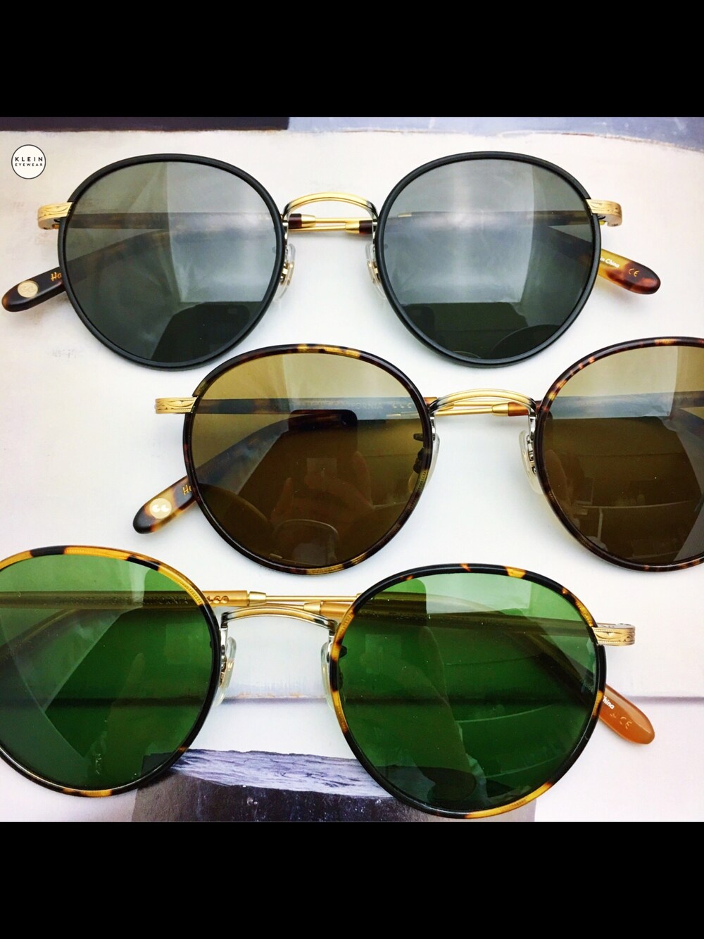 ブラウン系のサングラスを着用したメンズの冬コーディネートの1枚目の写真