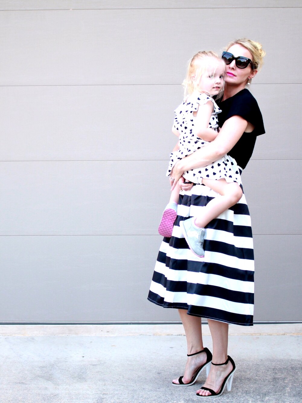 「stripe、skirt、midiskirt、fashion、fashion blogger、STYLE、style blogger、blogger、outfit、busbeestyle」｜「asosのASOS Midi Skirt in Bonded Satin Stripe - Ecru/black（スカート、ブラック系）」を使った、Erinさん（レディース・163cm）の春コーディネートの1枚目の写真